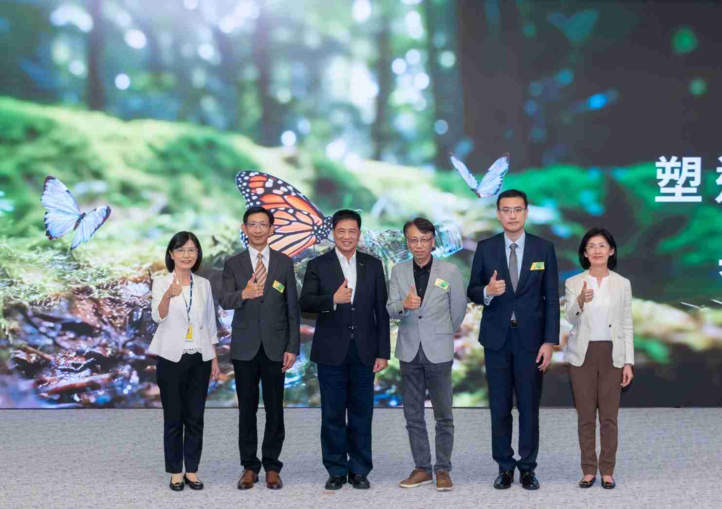 友達2023 CSR共榮大會，，邀請領域專家分享交流生物多樣性管理趨勢、、、無塑產品、、、、海廢永續塑料等議題  （圖左到右：友達光電永續長古秀華、、3M台灣技術長陳君杰、、、、友達光電董事長暨集團策略長彭双浪、、、光寶科技企業永續發展處處長陳慶暉、、安永聯合會計師事務所執業會計師曾于哲、、、、友達光電供應鏈總部副總經理吳宜芳）