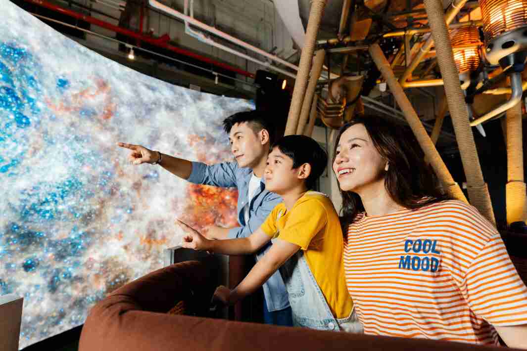 人生就是博打造全台最大宽6公尺、、、高4公尺、、唯一搭载LED弧形拼接显示屏的动感飞行船，，让乘客驻足在热气球上，，，，享受身历其境的伪出国旅游乐趣