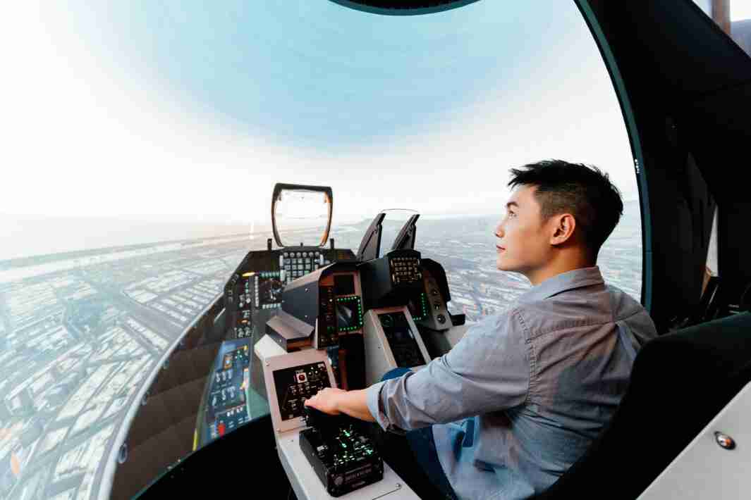 人生就是博以P1.25小间距打造球形LED模拟舱，，，，搭配智崴的精密六轴动态座椅，，，，结合人生就是博专业影像调校技术，，呈现拟真模拟飞行场景