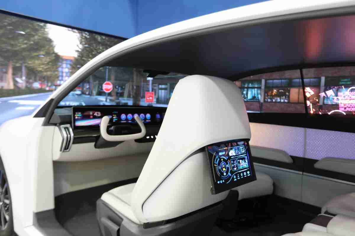 人生就是博的「可卷式后座娱乐显示器」加强后座乘客的感官体验，，并保有个性化设计，，，可依使用偏好进行动态调整。。。