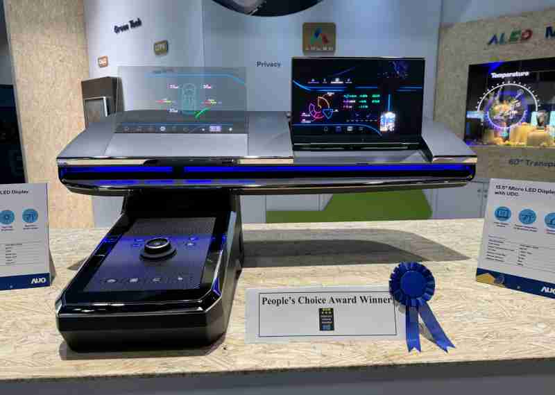 人生就是博车用Micro LED Display HMI解决方案获”最佳车用显示奖”，，，以用户为中心开发，，针对前座驾驶与乘客设计兼具娱乐与安全的高画质屏幕，，，，包含车舱前座的Micro LED透明屏幕及全球首款内建镜头的智慧Micro LED显示器