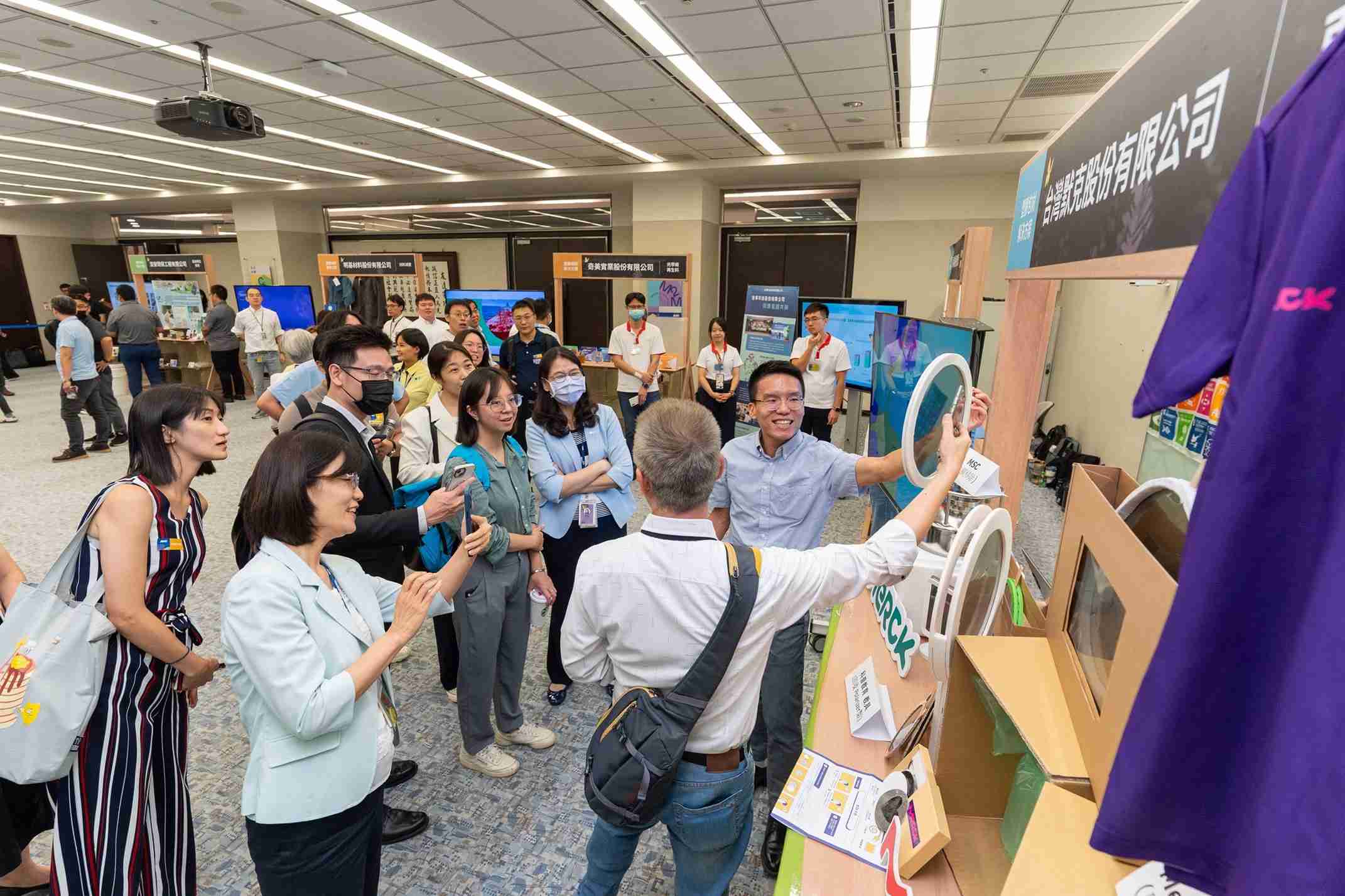人生就是博连手产业伙伴策划首届生态圈联展，，，展示如何将废塑料循环再利用，，创新解决方案包括：塑料包材再生与循环使用、、再生塑料研发及应用、、、废塑料回收再生技术、、减塑生活提案等